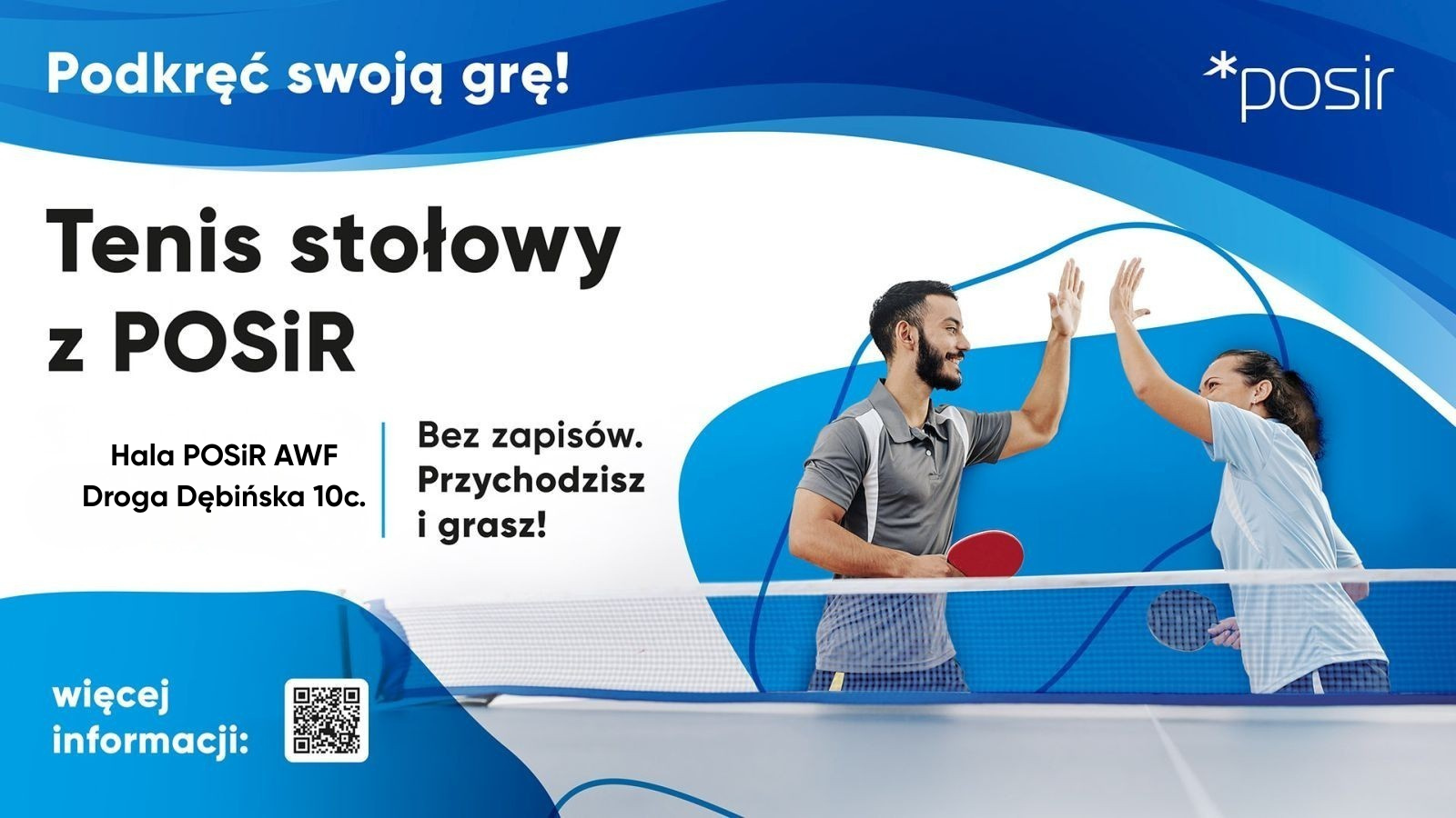 Dziewczyna i chłopak z rakietkami do tenisa stołowego przybijają piątkę.