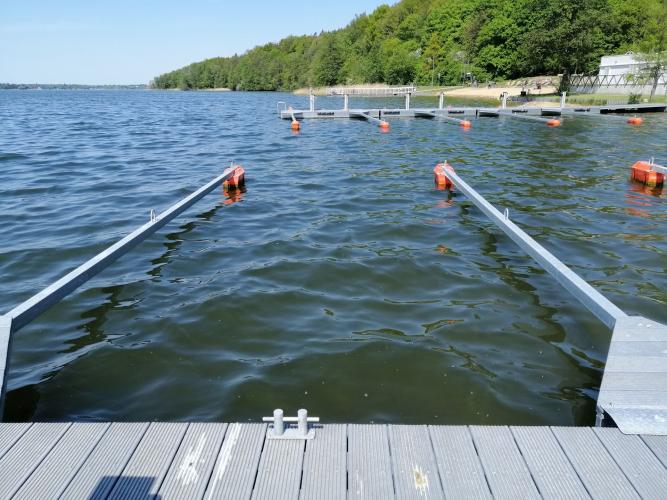 Widok z pomostu w stronę brzegu Widok z pomostu w stronę brzegu