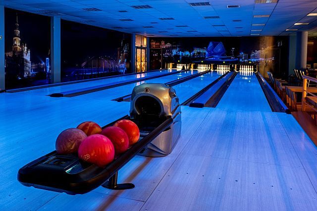 Tor bowlingowy z kulami (fot. Adam Ciereszko) Tor bowlingowy z kulami (fot. Adam Ciereszko)