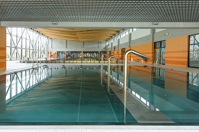 Pływalnia Kryta Rataje - Hala basenowa na pierwszym planie mały basen z urządzeniami do hydromasażu (fot. Adam Ciereszko) Pływalnia Kryta Rataje - Hala basenowa na pierwszym planie mały basen z urządzeniami do hydromasażu (fot. Adam Ciereszko)