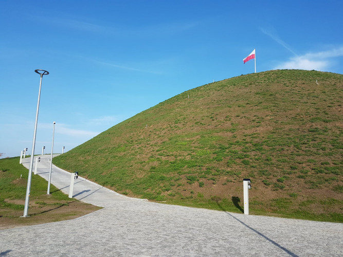 Widok ogólny kopca z flagą na szczycie Widok ogólny kopca z flagą na szczycie