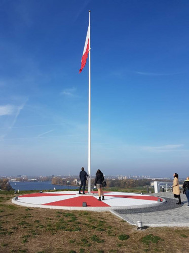 Szczyt kopca - maszt z flagą Szczyt kopca - maszt z flagą